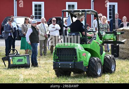 Flen, Schweden. 08. Juni 2023. King Carl XVI Gustaf in Stenhammardagen, organisiert von der schwedischen Universität für Agrarwissenschaften und der Landverwaltung von Stenhammar in Flen, Schweden, 8. Juni 2023. Foto: Jonas Ekströmer/TT/Code 10030 Kredit: TT News Agency/Alamy Live News Stockfoto