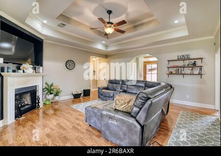 Ein modernes Wohnzimmer mit einem sehr offenen und luftigen Design. Stockfoto