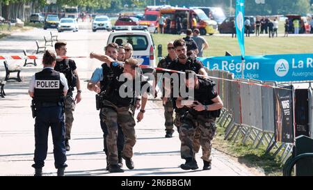 Annecy, Frankreich. 08. Juni 2023. © PHOTOPQR/LE DAUPHINE/Tom PHAM VAN SUU; Annecy; 08/06/2023; Le 27e BCA sur le Pâquier pour sécuriser la Zone. - Messerangriff in Annecy: Sieben Verletzte, darunter sechs Kinder, ein Mann wurde verhaftet. Ein Mann wurde am Donnerstag Morgen in Annecy (Haute-Savoie) verhaftet, der verdächtigt wurde, sieben Menschen mit einem Messer angegriffen zu haben. Sechs kleine Kinder gehören zu den Opfern. Kredit: MAXPPP/Alamy Live News Stockfoto