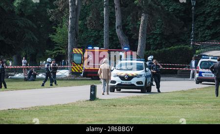 Annecy, Frankreich. 08. Juni 2023. © PHOTOPQR/LE DAUPHINE/Tom PHAM VAN SUU; Annecy; 08/06/2023; Les secours sur le Pâquier, prennent en Charge les victimes juste après l'attaque. - Messerangriff in Annecy: Sieben Verletzte, darunter sechs Kinder, ein Mann wurde verhaftet. Ein Mann wurde am Donnerstag Morgen in Annecy (Haute-Savoie) verhaftet, der verdächtigt wurde, sieben Menschen mit einem Messer angegriffen zu haben. Sechs kleine Kinder gehören zu den Opfern. Kredit: MAXPPP/Alamy Live News Stockfoto