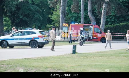 Annecy, Frankreich. 08. Juni 2023. © PHOTOPQR/LE DAUPHINE/Tom PHAM VAN SUU; Annecy; 08/06/2023; Les secours sur le Pâquier, prennent en Charge les victimes juste après l'attaque. - Messerangriff in Annecy: Sieben Verletzte, darunter sechs Kinder, ein Mann wurde verhaftet. Ein Mann wurde am Donnerstag Morgen in Annecy (Haute-Savoie) verhaftet, der verdächtigt wurde, sieben Menschen mit einem Messer angegriffen zu haben. Sechs kleine Kinder gehören zu den Opfern. Kredit: MAXPPP/Alamy Live News Stockfoto