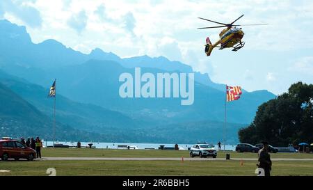 Annecy, Frankreich. 08. Juni 2023. © PHOTOPQR/LE DAUPHINE/Tom PHAM VAN SUU ; Annecy ; 08/06/2023 ; L'hélicoptère de la sécurité civile arriere sur le Pâquier pour évacuer les victimes. - Messerangriff in Annecy: Sieben Verletzte, darunter sechs Kinder, ein Mann wurde verhaftet. Ein Mann wurde am Donnerstag Morgen in Annecy (Haute-Savoie) verhaftet, der verdächtigt wurde, sieben Menschen mit einem Messer angegriffen zu haben. Sechs kleine Kinder gehören zu den Opfern. Kredit: MAXPPP/Alamy Live News Stockfoto