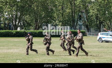 Annecy, Frankreich. 08. Juni 2023. © PHOTOPQR/LE DAUPHINE/Tom PHAM VAN SUU; Annecy; 08/06/2023; Le 27e BCA sur le Pâquier pour sécuriser la Zone. - Messerangriff in Annecy: Sieben Verletzte, darunter sechs Kinder, ein Mann wurde verhaftet. Ein Mann wurde am Donnerstag Morgen in Annecy (Haute-Savoie) verhaftet, der verdächtigt wurde, sieben Menschen mit einem Messer angegriffen zu haben. Sechs kleine Kinder gehören zu den Opfern. Kredit: MAXPPP/Alamy Live News Stockfoto