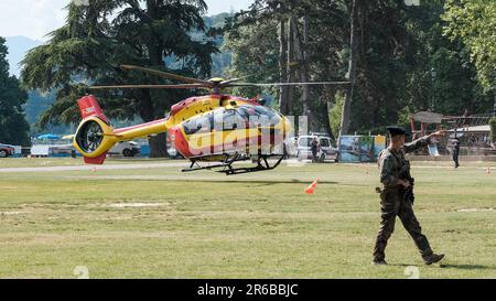 Annecy, Frankreich. 08. Juni 2023. © PHOTOPQR/LE DAUPHINE/Tom PHAM VAN SUU ; Annecy ; 08/06/2023 ; L'hélicoptère de la sécurité civile arriere sur le Pâquier pour évacuer les victimes. - Messerangriff in Annecy: Sieben Verletzte, darunter sechs Kinder, ein Mann wurde verhaftet. Ein Mann wurde am Donnerstag Morgen in Annecy (Haute-Savoie) verhaftet, der verdächtigt wurde, sieben Menschen mit einem Messer angegriffen zu haben. Sechs kleine Kinder gehören zu den Opfern. Kredit: MAXPPP/Alamy Live News Stockfoto