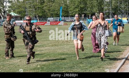 Annecy, Frankreich. 08. Juni 2023. © PHOTOPQR/LE DAUPHINE/Tom PHAM VAN SUU ; Annecy ; 08/06/2023 ; ACHTUNG: Les familles et proches des victimes se précipitent vers la scène des faits, au Bord du lac d'Annecy. - Messerangriff in Annecy: Sieben Verletzte, darunter sechs Kinder, ein Mann wurde verhaftet. Ein Mann wurde am Donnerstag Morgen in Annecy (Haute-Savoie) verhaftet, der verdächtigt wurde, sieben Menschen mit einem Messer angegriffen zu haben. Sechs kleine Kinder gehören zu den Opfern. Kredit: MAXPPP/Alamy Live News Stockfoto