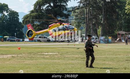 Annecy, Frankreich. 08. Juni 2023. © PHOTOPQR/LE DAUPHINE/Tom PHAM VAN SUU ; Annecy ; 08/06/2023 ; L'hélicoptère de la sécurité civile arriere sur le Pâquier pour évacuer les victimes. - Messerangriff in Annecy: Sieben Verletzte, darunter sechs Kinder, ein Mann wurde verhaftet. Ein Mann wurde am Donnerstag Morgen in Annecy (Haute-Savoie) verhaftet, der verdächtigt wurde, sieben Menschen mit einem Messer angegriffen zu haben. Sechs kleine Kinder gehören zu den Opfern. Kredit: MAXPPP/Alamy Live News Stockfoto