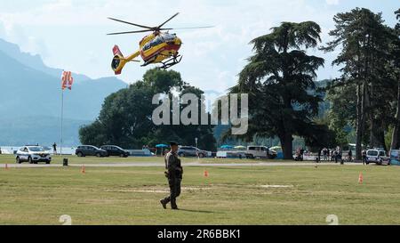 Annecy, Frankreich. 08. Juni 2023. © PHOTOPQR/LE DAUPHINE/Tom PHAM VAN SUU ; Annecy ; 08/06/2023 ; L'hélicoptère de la sécurité civile arriere sur le Pâquier pour évacuer les victimes. - Messerangriff in Annecy: Sieben Verletzte, darunter sechs Kinder, ein Mann wurde verhaftet. Ein Mann wurde am Donnerstag Morgen in Annecy (Haute-Savoie) verhaftet, der verdächtigt wurde, sieben Menschen mit einem Messer angegriffen zu haben. Sechs kleine Kinder gehören zu den Opfern. Kredit: MAXPPP/Alamy Live News Stockfoto