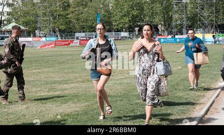 Annecy, Frankreich. 08. Juni 2023. © PHOTOPQR/LE DAUPHINE/Tom PHAM VAN SUU ; Annecy ; 08/06/2023 ; ACHTUNG: Les familles et proches des victimes se précipitent vers la scène des faits, au Bord du lac d'Annecy. - Messerangriff in Annecy: Sieben Verletzte, darunter sechs Kinder, ein Mann wurde verhaftet. Ein Mann wurde am Donnerstag Morgen in Annecy (Haute-Savoie) verhaftet, der verdächtigt wurde, sieben Menschen mit einem Messer angegriffen zu haben. Sechs kleine Kinder gehören zu den Opfern. Kredit: MAXPPP/Alamy Live News Stockfoto