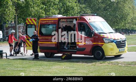 Annecy, Frankreich. 08. Juni 2023. © PHOTOPQR/LE DAUPHINE/Tom PHAM VAN SUU; Annecy; 08/06/2023; Les secours sur le Pâquier, prennent en Charge les victimes juste après l'attaque. - Messerangriff in Annecy: Sieben Verletzte, darunter sechs Kinder, ein Mann wurde verhaftet. Ein Mann wurde am Donnerstag Morgen in Annecy (Haute-Savoie) verhaftet, der verdächtigt wurde, sieben Menschen mit einem Messer angegriffen zu haben. Sechs kleine Kinder gehören zu den Opfern. Kredit: MAXPPP/Alamy Live News Stockfoto