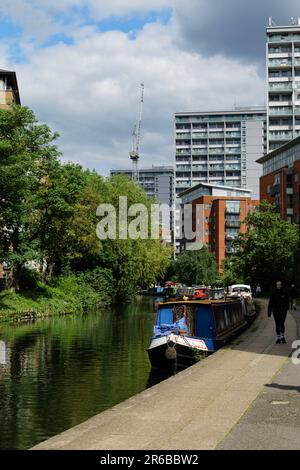 London - 05 28 2022 Uhr: Kurve des Grand Union Canal mit Hausbooten Stockfoto