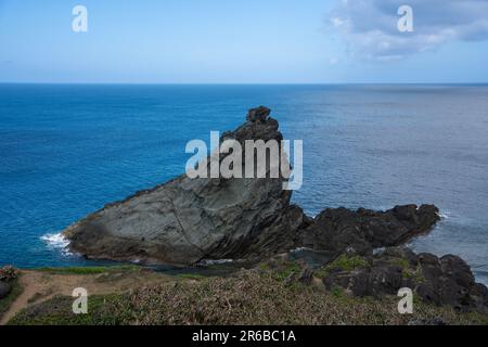 Blick auf das Meer und die Klippen und Felsen. Sie sind natürlich geformt und zeigen die Schönheit der Naturkunst. Stockfoto