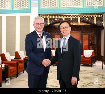 Peking, China. 8. Juni 2023. Der chinesische Vizepräsident Han Zheng trifft sich am 8. Juni 2023 in Peking, der chinesischen Hauptstadt, mit Nicholas Lyons, dem Oberbürgermeister der Stadt London. Kredit: Zhang Ling/Xinhua/Alamy Live News Stockfoto