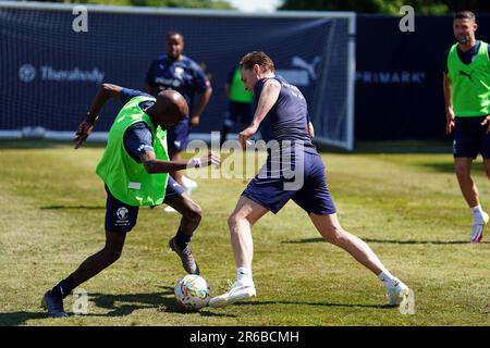 Englands Sir Mo Farah und Tom Hiddleston (links-rechts) während eines Trainings bei Champneys Tring vor der Fußballhilfe für das UNICEF 2023-Spiel am Sonntag. Foto: Donnerstag, 8. Juni 2023. Stockfoto