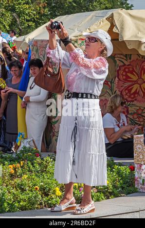 Dnipro, Ukraine - 13. September 2014: Seniorin fotografiert das Festival, das dem Tag der Stadt Dnipro gewidmet ist Stockfoto