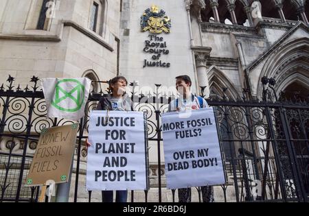 London, Großbritannien. 08. Juni 2023. Demonstranten halten während der Demonstration Plakate mit antifossilen Brennstoffen. Klimaprotestierende versammelten sich vor den königlichen Gerichten während der gerichtlichen Überprüfung der Planungsgenehmigung für UK Oil and Gas, fossile Brennstoffe in der Nähe des Dorfes Dunsfold zu erforschen. Kredit: SOPA Images Limited/Alamy Live News Stockfoto