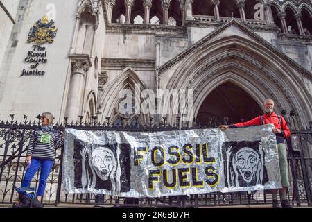 London, Großbritannien. 08. Juni 2023. Demonstranten halten während der Demonstration ein Banner für antifossile Brennstoffe. Klimaprotestierende versammelten sich vor den königlichen Gerichten während der gerichtlichen Überprüfung der Planungsgenehmigung für UK Oil and Gas, fossile Brennstoffe in der Nähe des Dorfes Dunsfold zu erforschen. Kredit: SOPA Images Limited/Alamy Live News Stockfoto