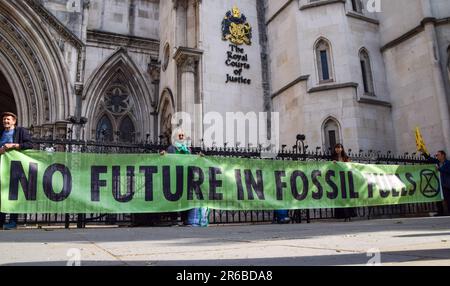 London, Großbritannien. 08. Juni 2023. Demonstranten halten während der Demonstration ein Banner für antifossile Brennstoffe. Klimaprotestierende versammelten sich vor den königlichen Gerichten während der gerichtlichen Überprüfung der Planungsgenehmigung für UK Oil and Gas, fossile Brennstoffe in der Nähe des Dorfes Dunsfold zu erforschen. Kredit: SOPA Images Limited/Alamy Live News Stockfoto