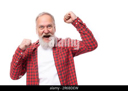 Zufriedener 60-jähriger, grauhaariger Rentner mit Bart und Schnurrbart Stockfoto