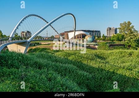 Blick auf die Minto Island Bridge und den Eco-Earth Globe im Riverfront Park in Salem, Oregon. Stockfoto