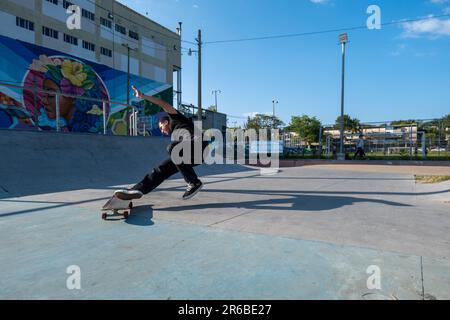 San Salvador, San Salvador, El Salvador - 11. November 2022: Young Brown man Falls on the Floor nach einem Skateboard-Trick in einem Skate Park Stockfoto