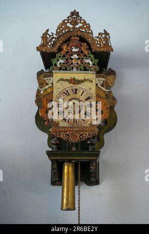 Alte Wanduhr an der Wand im Retro-Stil. Stockfoto