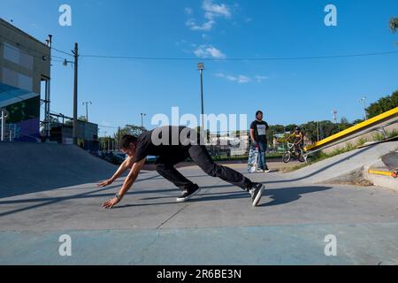 San Salvador, San Salvador, El Salvador - 11. November 2022: Young Brown man Falls on the Floor nach einem Skateboard-Trick in einem Skate Park Stockfoto