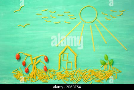 Pasta- und italienisches Speisekonzept, flache Landschaft aus verschiedenen Pasta-, Tomaten- und Basilikum-Sorten, kostenloser Kopierbereich Stockfoto