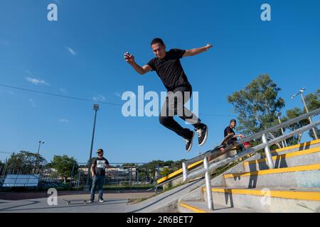 San Salvador, San Salvador, El Salvador - 11. November 2022: Young Brown man Falls on the Floor nach einem Skateboard-Trick in einem Skate Park Stockfoto