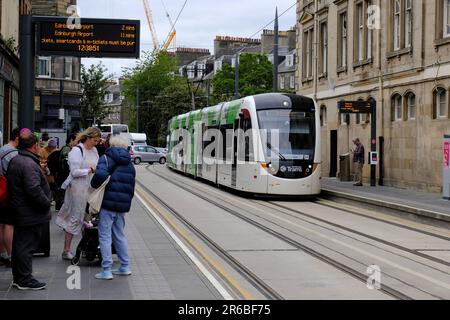 Edinburgh, Schottland, Großbritannien. 8. Juni 2023. Die Straßenbahnerweiterung nach Newhaven ist diese Woche endlich für die Öffentlichkeit zugänglich. Die 2,9 Meilen lange Strecke mit acht Haltestellen, die seit November 2019 im Bau ist, wurde planmäßig und im Rahmen des Budgets von 207,3m Pfund geliefert. Passagiere am neuen Bahnhof am Fuß des Fußes in der Constitution Street, Leith. Kredit: Craig Brown/Alamy Live News Stockfoto