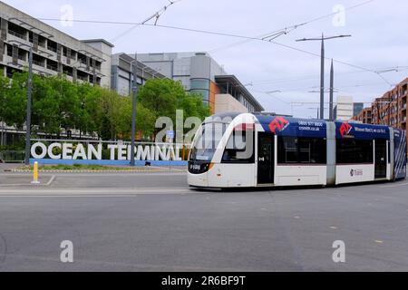 Edinburgh, Schottland, Großbritannien. 8. Juni 2023. Die Straßenbahnerweiterung nach Newhaven ist diese Woche endlich für die Öffentlichkeit zugänglich. Die 2,9 Meilen lange Strecke mit acht Haltestellen, die seit November 2019 im Bau ist, wurde planmäßig und im Rahmen des Budgets von 207,3m Pfund geliefert. Straßenbahn am Ocean Terminal der neuen Newhaven Extension Line vorbei. Kredit: Craig Brown/Alamy Live News Stockfoto