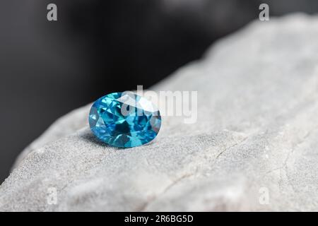 Ein glitzernder, blauer Saphir-Edelstein auf einer Felsoberfläche Stockfoto