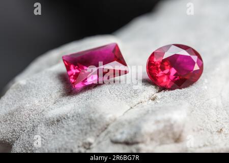 Die glitzernden natürlichen rosa Saphirsteine auf einer rauen Felsoberfläche Stockfoto