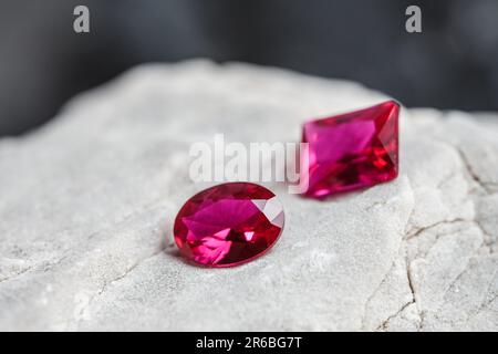 Die glitzernden natürlichen rosa Saphirsteine auf einer rauen Felsoberfläche Stockfoto