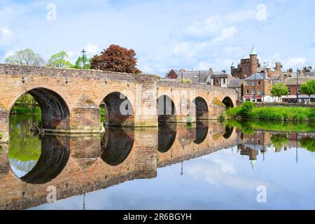 Die Brücke von Dumfries Devorgilla spiegelt sich im Fluss Nith wider, der durch die schottische Stadt Dumfries Dumfries und Galloway Scotland UK GB Europe fließt Stockfoto