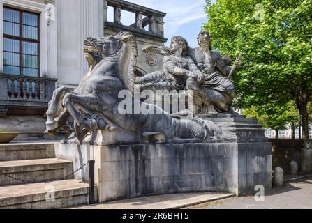 Statue von Neptun in einem Wagen (die Navigation), vor Der glamorgan Gebäude im Civic Center, cathays Park, Cardiff Stockfoto