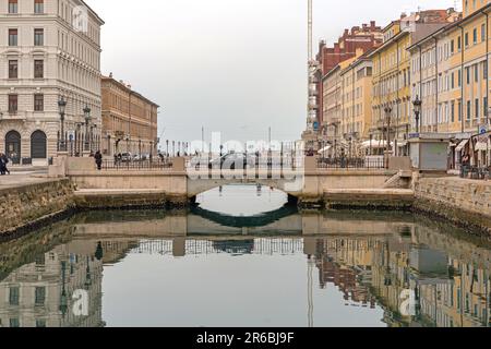 Triest, Italien - 12. Januar 2017: Brücke Ponte Rosso über den Canal Grande am kalten Wintertag im Stadtzentrum. Stockfoto