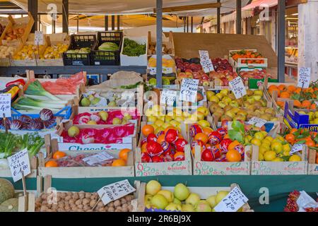 Venedig, Italien - 11. Januar 2017: Frisches Obst und Gemüse am Farmers Market Stall in Venedig im Winter. Stockfoto