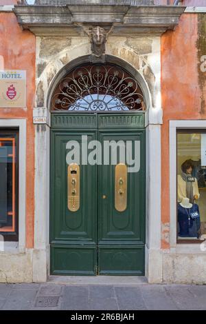 Venedig, Italien - 11. Januar 2017: Eintritt zum Hotel Locanda Ai Santi Spostoli in der Strada Nova in Venezia. Stockfoto