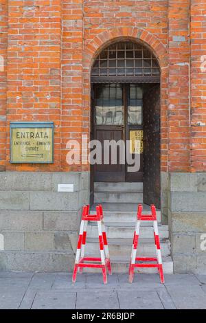 Venedig, Italien - 9. Januar 2017: Wegen Wartungsarbeiten geschlossen. Touristenattraktion des Campanile Glockenturms. Stockfoto