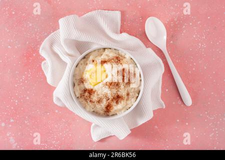 Reispudding Mit Butterzimt. Französisch Riz Au Lait Norwegischen Risgrot  Traditionellen Frühstück Dessert Stockfoto - Bild von zucker, weich:  217454166