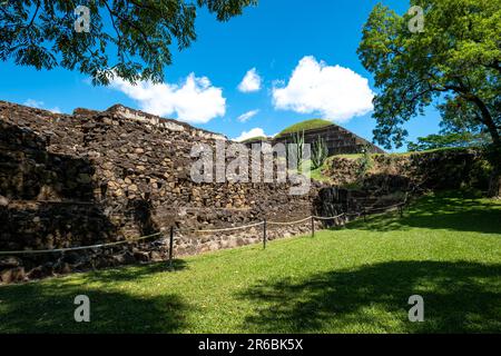 Chalchuapa, El Salvador - Oktober 28 2022: Isolierte Stufen und Struktur der Mayan-Pyramide in Tazumal, einem wichtigen historischen Handelszentrum für t Stockfoto