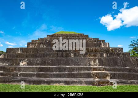 Isolierte Stufen einer Pyramidenstruktur in Tazumal, einem wichtigen historischen Handelszentrum für die Maya mit Gräbern und mehreren Pyramiden Stockfoto