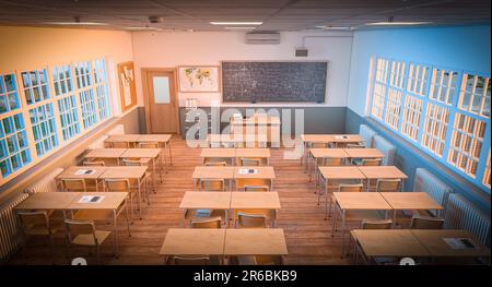 Blick auf das Klassenzimmer mit Holzschreibtisch und Fußboden. 3D-Rendern Stockfoto