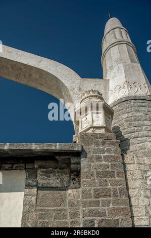 01 14 2009 Kamani Masjid und Wasserteich auf Shivneri Fort Taluka Junnar District Pune Maharashtra Indien Asien. Stockfoto