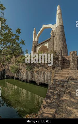 01 14 2009 Kamani Masjid und Wasserteich auf Shivneri Fort Taluka Junnar District Pune Maharashtra Indien Asien. Stockfoto