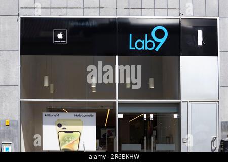 AALST, BELGIEN, 4. JUNI 2023: Außenansicht eines Apple Premium Reseller Store: Lab9 an einer Haupteinkaufsstraße in Aalst. Das Chainstore hat derzeit o Stockfoto