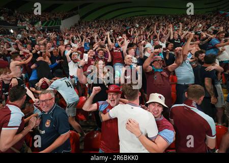 Prag, Tschechische Republik. 7. Juni 2023. Die Fans von West Ham United feiern das Finalspiel der UEFA Europa Conference League in der Eden Arena in Prag. Der Bildausdruck sollte lauten: Jonathan Moscrop/Sportimage Credit: Sportimage Ltd/Alamy Live News Stockfoto