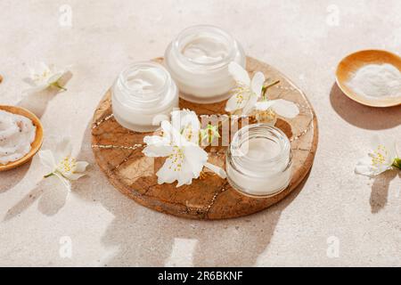 Hautpflegeprodukte und Jasminblumen. Naturkosmetik für die Heim-Spa-Behandlung Stockfoto
