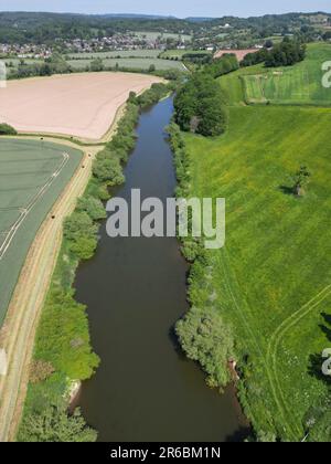 Luftaufnahme des Flusses Wye durch das ländliche Herefordshire bei Fownhope im Juni 2023 Stockfoto