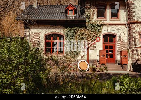 Außenansicht des alten Bahnhofsgebäudes im Village Monreal Stockfoto